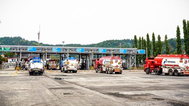 Menghadapi tantangan distribusi akibat pendangkalan alur pelabuhan Pulau Baai, Pertamina dipastikan berkomitmen mengamankan pasokan BBM di Bengkulu.