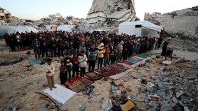 Warga Palestina Tetap Gelar Salat Idulfitri di Tengah Serangan Israel
