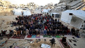 FOTO: Warga Gaza Salat Id di Tengah Reruntuhan Bangunan