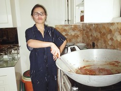 Prilly Latuconsina Masak Rendang 8 Kg, Terselamatkan dengan Kursi Oranye