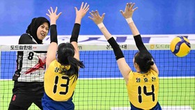 FOTO: Red Sparks ke Final, Megawati Jadi Bintang
