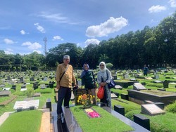 H-1 Lebaran, Pedagang Bunga Harap Peziarah TPU Tanah Kusir Ramai Besok