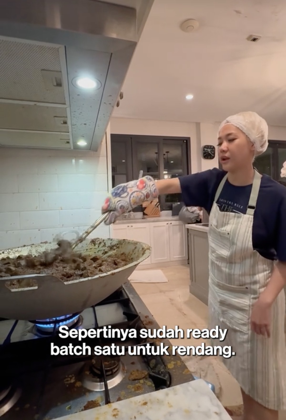 Sambut Hari Raya&comma; BCL Masak Rendang Daging 12 Kg di Rumah