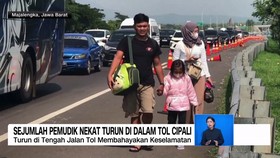 VIDEO: Sejumlah Pemudik Nekat Turun di Dalam Tol Cipali