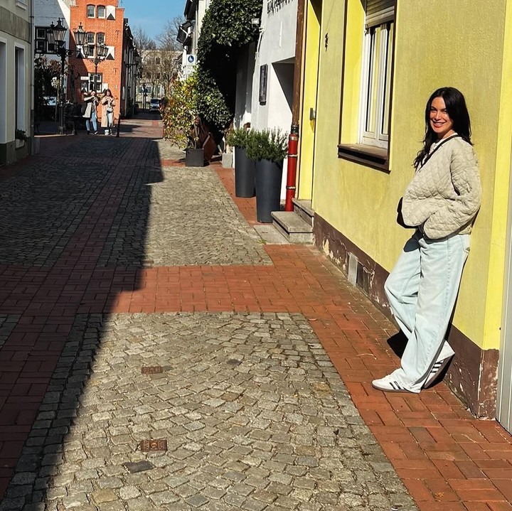 <p>Aktris Sophia Latjuba tampaknya sudah mantap untuk menetap di Jerman. Perempuan 54 tahun ini tinggal tinggal di negara kelahirannya bersama keluarga dan sang putri Manuella Aziza Villarea. Putri bungsu Sophia Latjuba tersebut diketahui tengah menempuh pendidikan di Jerman, Bunda. (Foto: Instagram @sophia_latjuba88)</p>
