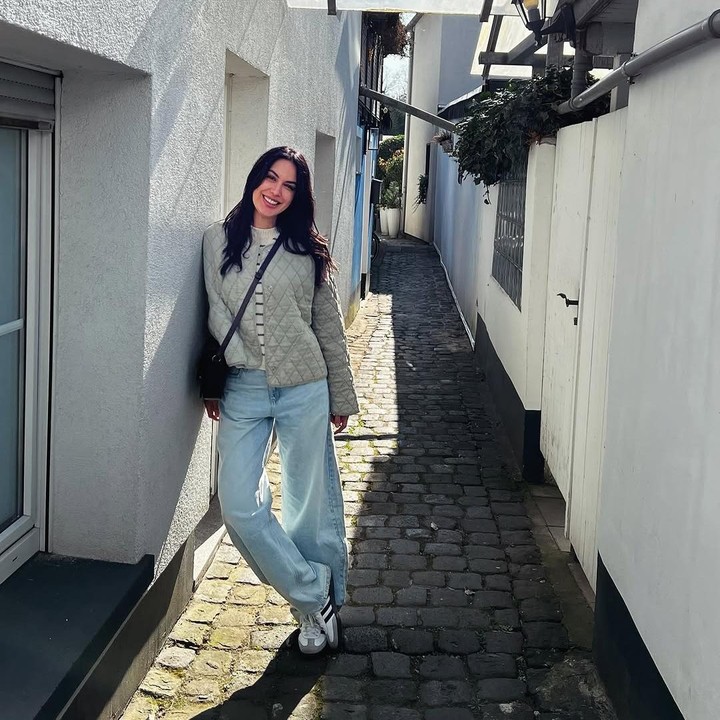 <p>Baru-baru ini, Sophia Latjuba mengunggah fotonya saat menghabiskan waktu <em>me time</em> di <em>outdoor</em> dengan gaya casual. Banyak netizen salah fokus dengan paras cantik Sophia Latjuba yang disebut makin awet muda. "Cantiknya awet," tulis akun @vi***. "<em>Forever young</em>," ujar @dr***. (Foto: Instagram @sophia_latjuba88)</p>