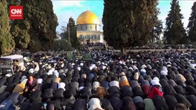VIDEO: Hampir 120 Ribu Muslim Palestina Salat Id di Komplek Al-Aqsa