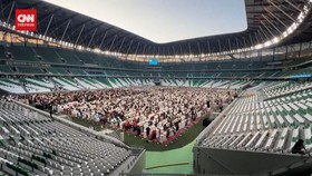 VIDEO: Momen Ribuan Umat Islam Salat Id di Stadion Piala Dunia Qatar