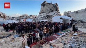 VIDEO: Warga Gaza Salat Id di Tengah Serangan Lanjutan Israel