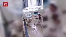 VIDEO: Detik-Detik Perawat Selamatkan Bayi Saat Gempa di China