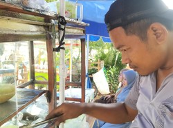 Ahmad Giat Dagang Kue Ape di TPU Tanah Kusir Usai Salat Id: Daripada Tidur
