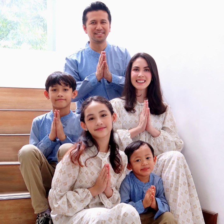 <p>Arumi Bachsin juga mengabadikan momen Lebaran bersama keluarga di rumah. Ia pun menuliskan <em>caption</em> ucapan Idul Fitri. “Taqabbalallahu minna wa minkum. Selamat Hari Raya Idul Fitri 1446 H/2025 M. Bila ada kata dan perbuatan yang membekas luka, mohon dimaafkan,” tulis Arumi, dikutip dari laman<em> Instagram@arumibashcin_94. </em>(Foto: Instagram@arumibachsin_94)</p>