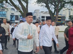 Menantu Jokowi dan Keponakan Surya Paloh Salat Id Bersama di Lapangan Merdeka