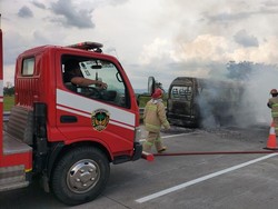 1 Damkar Nganjuk Padamkan Minibus Terbakar di KM 613 Tol Ngawi-Kertosono