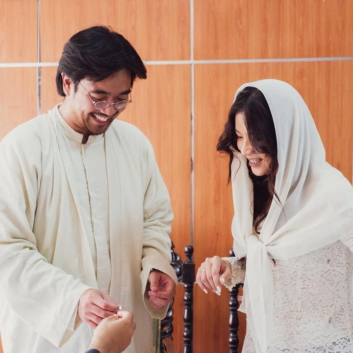 <p>Hal tersebut diketahui langsung melalui beberapa potret yang diunggah Danilla di akun Instagram pribadinya. “Suatu hari di November,” tulis Danilla, dikutip dari laman<em> Instagram@danillariyadi,</em> Senin (31/3/2025). (Foto: Instagram@danillariyadi)</p>
