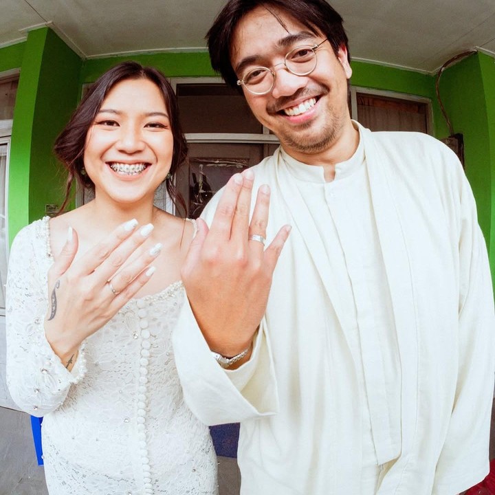<p>Meski hanya berlangsung di KUA dan dihadiri oleh kerabat dekatnya, Danilla dan sang suami tampaknya tak bisa menyembunyikan kebahagiaan mereka dengan memperlihatkan cincin pernikahan. (Foto: Instagram@danillariyadi)</p>