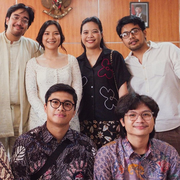 <p>Pernikahannya itu diselenggarakan dengan begitu sederhana. Ia tampil anggun dan menawan mengenakan kebaya <em>simple</em> berwarna putih. Sementara itu sang suami juga mengenakan kemeja dengan warna yang sama, putih. (Foto: Instagram@danillariyadi)</p>