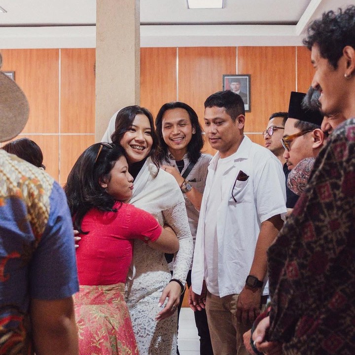 <p><em>Postingan</em> ini tentunya menuai perhatian publik, terutama para penggemarnya, yang terkejut dengan kabar pernikahan pelantun lagu <em>Terpaut oleh Waktu</em> itu. “Bener kan dah <em>married,”</em> tulis akun <em>@alifi****.</em> “Kaget banget. <em>Congrats</em> cici guehh,” tulis akun <em>@dwinta.okbri****.</em> (Foto: Instagram@danillariyadi)</p>