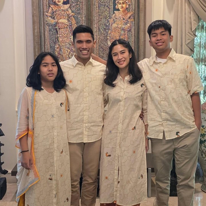 <p>Hari Raya Idul Fitri menjadi waktu yang tepat untuk kumpul bersama keluarga. Kegiatan ini juga diabadikan oleh sejumlah Bunda selebriti, seperti Dian Sastrowardoyo yang mengunggah beberapa momen mulai dari salat id hingga foto bersama keluarga. (Foto: Instagram@therealdisastr)</p>