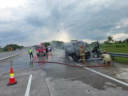 Isuzu Elf yang Terbakar di Tol Ngawi-Kertosono Pemudik Asal Pacitan