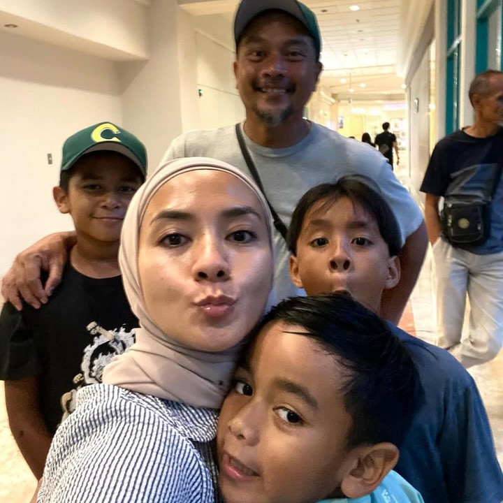 <p>Meski jarang tampil di layar kaca, Enno Lerian juga masih eksis di media sosial. Mantan penyanyi cilik yang satu ini lebih sering mengunggah aktivitas sehari-harinya sebagai ibu rumah tangga sekaligus Bunda dari tiga anak. (Foto: Instagram@ennolerian_)</p>