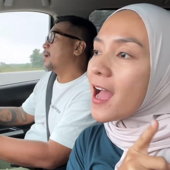 <p>Enno dan keluarga pun menghilangkan bosan dengan karaokean sepanjang perjalanan. <em>“Alhamdulillah</em> anak-anak gak rewel ayah bundanya karaokean selama melawan ngantuk kemarin,” ujar Enno. (Foto: Instagram@ennolerian_)</p>