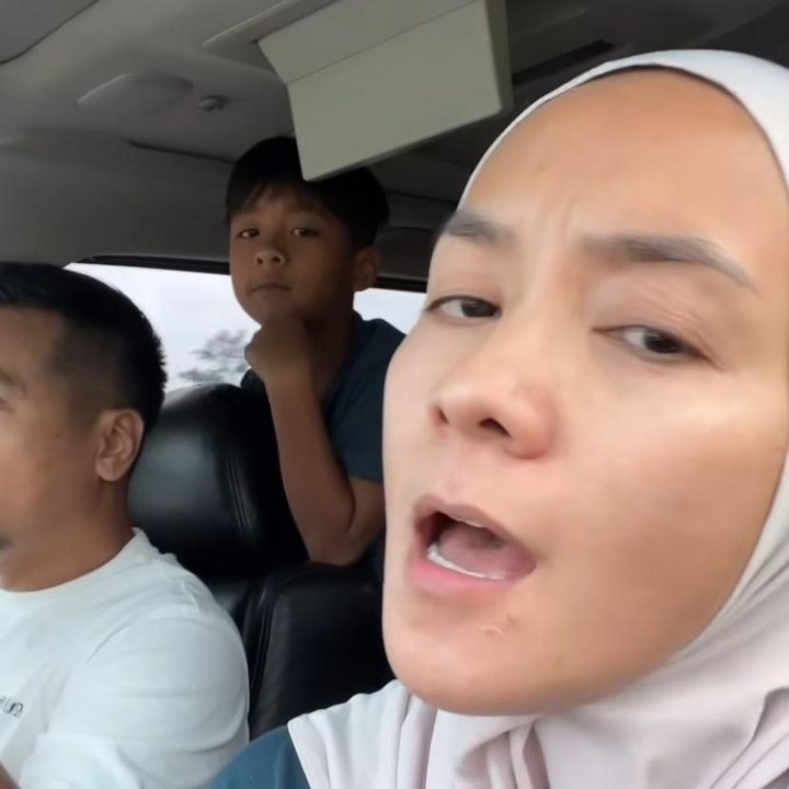 <p>Enno mengatakan perjalanan mudiknya kali ini memakan waktu hingga 18 jam. “18 jam perjalanan mudik dari Tangsel menuju Blitar Jatim, dari seger, ngantuk, seger, ngantuk, seger lagi ganti-gantian,” ungkapnya, dikutip dari laman<em> Instagram@ennolerian_,</em> Senin (31/3/2025). (Foto: Instagram@ennolerian_)</p>