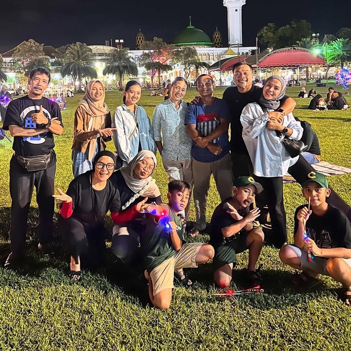 <p>Setelah melewati perjalanan panjang dan sampai di kampung halaman, Enno pun langsung mengajak keluarga besarnya jalan-jalan ke alun-alun. “Mbalek neng Mblitar #keluargasoesetyo,” tulis Enno. (Foto: Instagram@ennolerian_)</p>