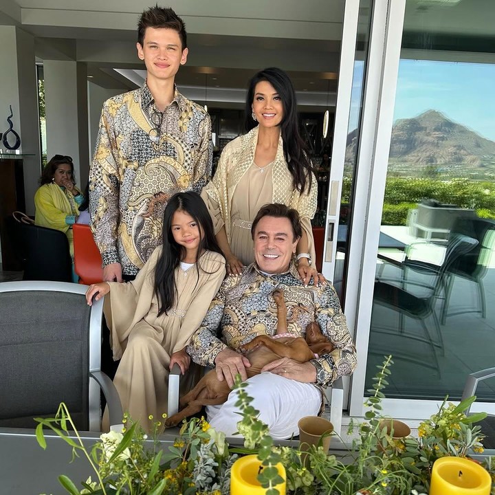 <p>Farah Quinn dan keluarga juga merayakan Idul Fitri di luar negeri. Hal ini karena mereka juga telah menetap lama di Amerika Serikat. “Selamat Idul Fitri 2025! Mohon maaf lahir dan batin. Semoga kita semua selalu dalam lindungan dan rahmat-Nya,” tulis Farah, dikutip dari laman<em> Instagram@farahquinnofficial. </em>(Foto: Instagram@farahquinnofficial)</p>