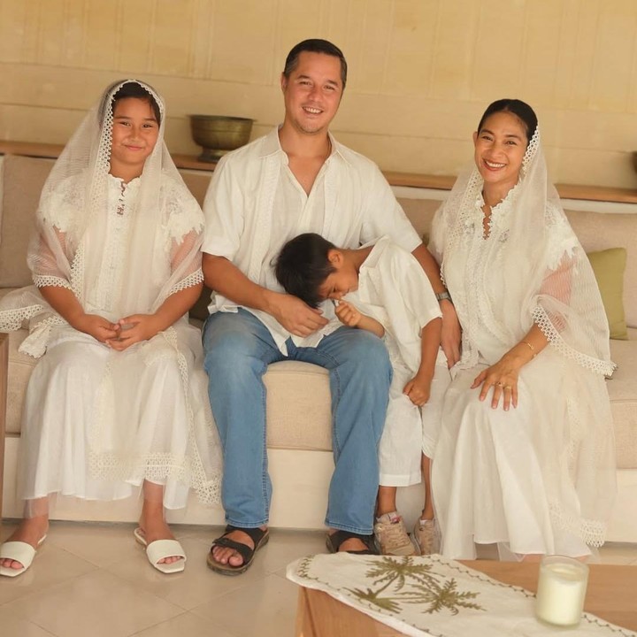 <p>Aktris Happy Salma juga merayakan Lebaran bersama keluarga. Untuk Idul Fitri kali ini, Happy dan keluarga memilih busana Muslim bernuansa putih. “Mohon maaf lahir dan batin. Selamat hari raya Idul Fitri. Berkah selalu dalam kebersamaan,” ungkapnya. (Foto: Instagram@happysalma)</p>