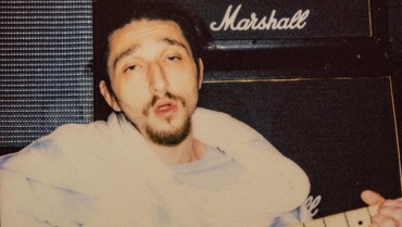 img-title Lirik Lagu Shut up My Moms Calling - Hotel Ugly
