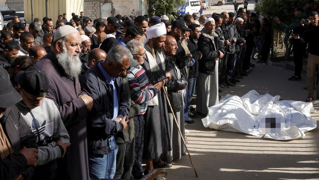 FOTO: Tangis Muslim Gaza Digempur Israel kala Idulfitri