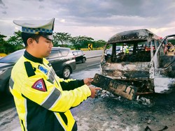 Detik-detik Isuzu Elf Bawa Pemudik Asal Pacitan Terbakar di Tol Ngawi