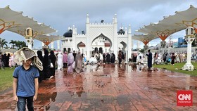 Jemaah Masjid Raya Baiturrahman Aceh Salat Id di Bawah Guyuran Hujan