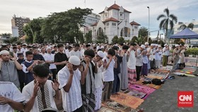 FOTO: Khusyuk Salat Id 1446 H di Depan Gereja Koinonia Jatinegara