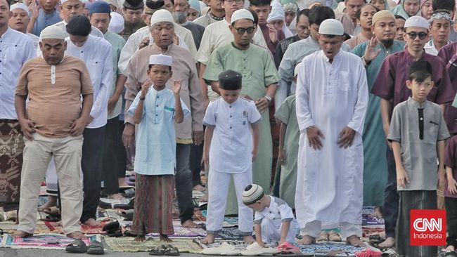 Seperti salat lainnya, salat Id harus dilakukan dengan panduan yang tepat. Berikut informasi mengenai sholat Idul Fitri: niat, tata cara, dan bacaannya.