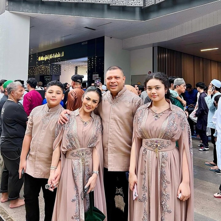 <p>Krisdayanti dan keluarga juga merayakan Lebaran 2025 di luar negeri. Ia bersama suami, Raul Lemos, dan kedua anaknya tengah berada di Singapura. “Berbaur bersama warga di Masjid Al-Falah Singapura, kami menikmati penuh syukur dan bahagia di mana serentak salat Idul Fitri dilakukan pagi ini bersamaan dengan waktu di Tanah Air,” ungkapnya, dikutip dari laman<em> Instagram@krisdayantilemos. </em>(Foto: Instagram@krisdayantilemos)</p>