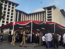 Warga Berbondong-bondong Salat Id, Lalin Sekitar Masjid Istiqlal Padat