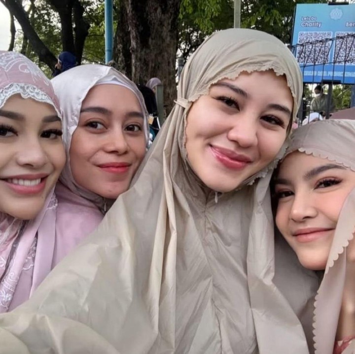 <p>Ternyata, bukan hanya Aaliyah yang menemaninya. Ternyata ia juga didampingi oleh sahabat-sahabat artis yang lainnya, seperti Aurel Hermansyah dan Lesti Kejora. “Sholat ied,” tulisnya, dikutip dari laman<em> Instagram@mahaliniraharja,</em> Senin (31/3/2025). (Foto: Instagram@mahaliniraharja)</p>
