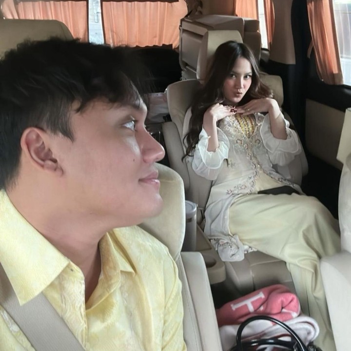 <p>Setelah selesai merayakan Lebaran di Jakarta, Mahalini dan Rizky langsung melakukan perjalanan mudik alias pulang kampung. “Mudik,” tulis Rizky, dikutip dari laman<em> Instagram@rizkyfbian. </em>(Foto: Instagram@rizkyfbian)</p>