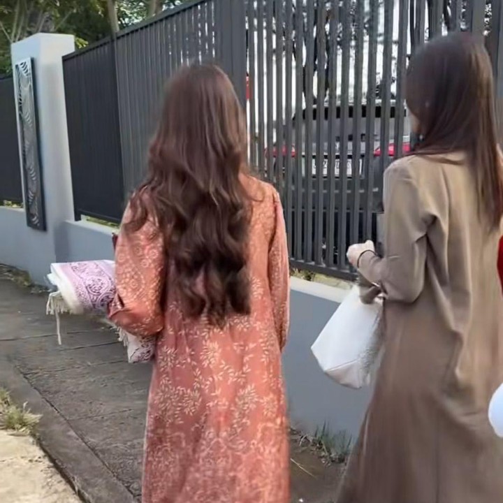 <p>Perempuan 25 tahun ini menjalani salat ied ditemani oleh Aaliyah Massaid. Momen itu dibagikan langsung oleh sang suami yang mengabadikan sebuah video ketika Mahalini dan Aaliyah berjalan bersama untuk melaksanakan salat ied. (Foto: Instagram@rizkyfbian)</p>