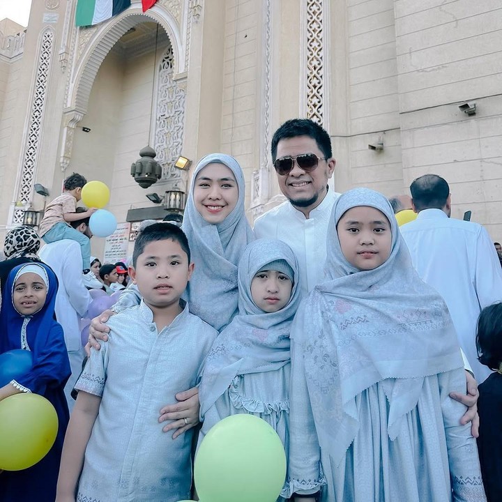 <p>Lebaran tahun ini mungkin tampak berbeda bagi Oki Setiana Dewi dan keluarga yang kini menetap di Cairo, Mesir, untuk melanjutkan pendidikan. Meski begitu, mereka tetap merayakan Idul Fitri dengan penuh kebahagiaan. (Foto: Instagram@okisetianadewi)</p>