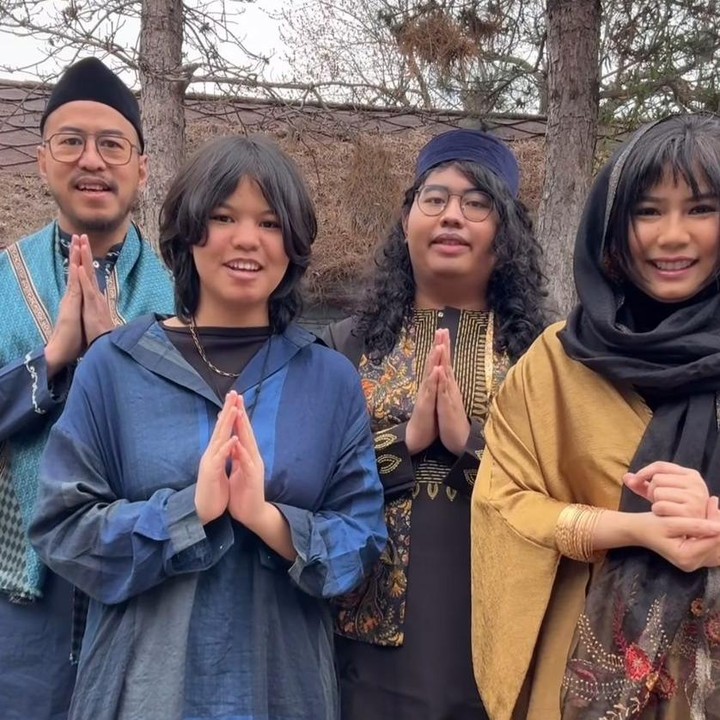<p>Aktris Pandji Pragiwaksono bersama keluarga kini menetap di New York, Amerika Serikat. Ia pun mengabadikan sejumlah momen saat merayakan Idul Fitri di negara tersebut. “Selamat Hari Raya Idul Fitri dari Geng Auburndale! Mohon Dimaafkan Lahir dan Batin,” tulisnya, dikutip dari laman<em> Instagram@pandji.pragiwakso. </em>(Foto: Instagram@pandji.pragiwaksono)</p>