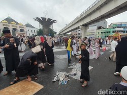 Cerita Petugas Bersihkan Sampah Tahunan di Masjid Agung Palembang