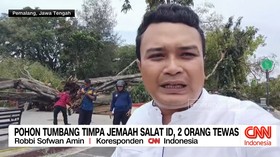 VIDEO: Pohon Tumbang Timpa Jemaah Salat Id, 2 Orang Tewas