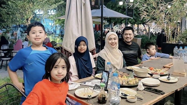 Potret Oki Setiana Dewi Saat Kumpul dan Makan Bareng Keluarga Potret Oki Setiana Dewi Saat Kumpul dan Makan Bareng Keluarga