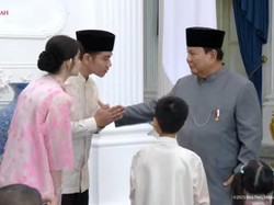 Video Momen Prabowo Salami Gibran-Jan Ethes Saat Halalbihalal di Istana