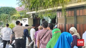 Ratusan Warga Silaturahmi ke Rumah Jokowi saat Lebaran 2025