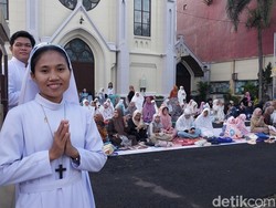 Potret Indahnya Toleransi, Warga Malang Salat Id di Halaman Gereja Kayutangan