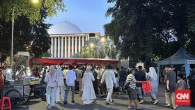 Warga Jakarta Padati Masjid Istiqlal, Bersiap Salat Id 1446 H